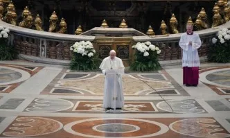 При закрити врата: Папата отправи великденско обръщение Урби ет Орби