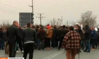 Производители на плодове и зеленчуци блокираха пътя Пловдив Карлово