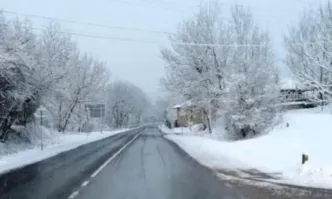 Пътните настилки в страната са предимно мокри частично заледени по усойните места