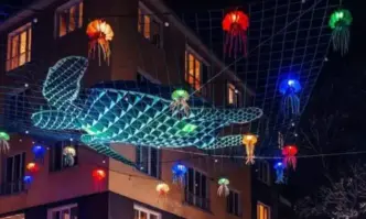 Светещи костенурка и медузи вместо коледна украса в столицата отново