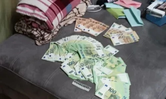 Оставиха в ареста двамата мъже, взели подкуп от екипа на Роби Уилямс