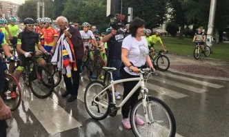 Корнелия Нинова пое към Шипка с велосипед