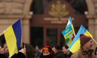 Българи и украинци на демонстрация в подкрепа на Украйна пред президентството (СНИМКИ)