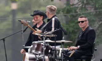 Истински фурор под дъжда: U2 превзеха Мексико сити с неочаквано шоу за стотици фенове (ВИДЕО)