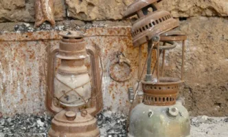 Газлайтинг: манипулацията, която те кара да се съмняваш в собствените си очи