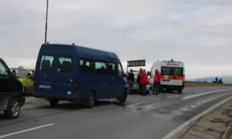 Микробус удари такси на изхода на Благоевград