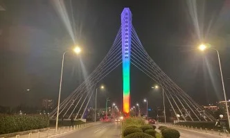 Българският трибагреник огря емблематичния мост Милениум в Подгорица, Черна гора (ВИДЕО)