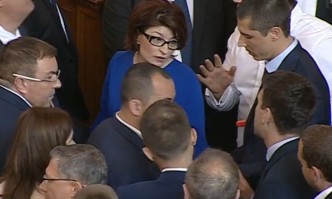 Жесток скандал се завихри в Народното събрание след като председателстващия