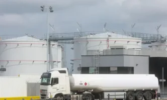 Морският трафик в Ормузкия проток остава почти напълно блокиран като