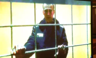 Руският опозиционер Алексей Навални е със силни болки в стомаха