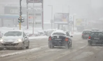 Пътници бутаха закъсал автобус от линия 120 на моста на