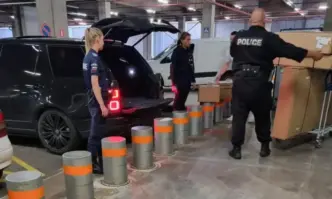 Снимки на които се вижда как униформени полицаи товарят мебели