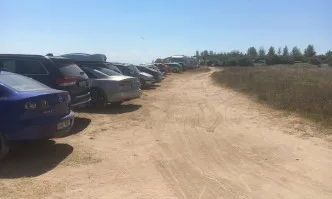 Министерството на туризма сезира МВР за масово паркиране на автомобили върху дюни на плаж Крапец