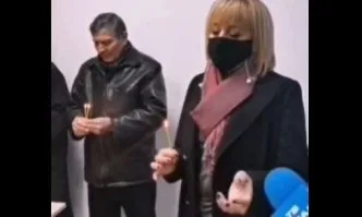 Уникална Манолова, дава интервю със свещ в ръка, докато свещеник чете Евангелието (ВИДЕО)
