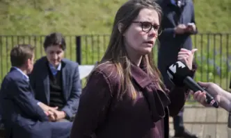 Десетки хиляди жени в Исландия включително премиерът Катрин Якобсдотир няма