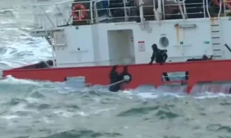 Само за 3 дни: Датчани извадиха заседнал кораб с азотна тор, у нас Вера Су продължава да трови водата