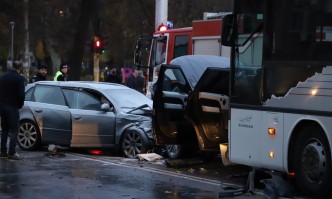 Шофьор блъсна жена и 20 автомобила при гонка с полицията в София (СНИМКИ)