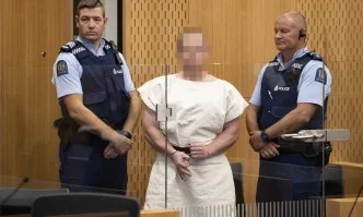 Избилият 49 души в Нова Зеландия влезе в съда и показа, че е окей (СНИМКИ)