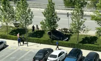 Лек автомобил се е обърнал по таван в района на престижен