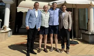 Доган и Карадайъ се прегърнаха по къси гащи на Росенец