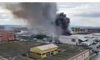 Пожар избухна в склад за хранителни стоки в Слънчев бряг (видео)