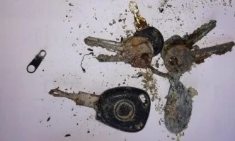 Ето ключовете от кола, намерени до труповете в Негован – старо Пежо или Рено
