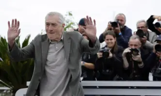 Робърт де Ниро чийто внук почина наскоро свидетелства в процеса