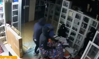 За по-малко от две минути: Маскирани обраха магазин за телефони в София