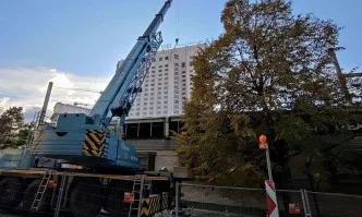 Събарят незаконната надстройка на хотел Маринела