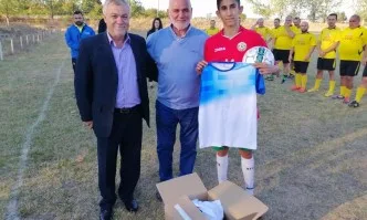 ГЕРБ-Силистра подариха екипи и топки на футболния отбор на с. Айдемир