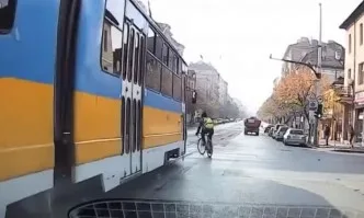 Разсеян колоездач се блъсна в трамвай в столицата