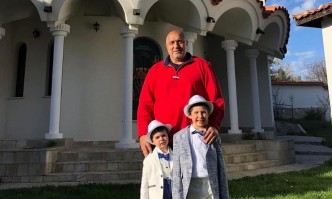 Борисов с двамата внуци в Клисурския манастир