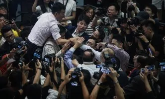 След сбиване в парламента в Хонконг: Четирима са пострадали