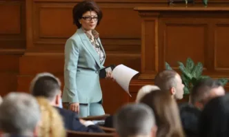 Според нея ГЕРБ-СДС и „Демократична България“ могат да бъдат гръбнакът