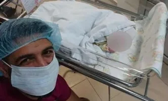 Джасим, който публикува снимка на бебето си от родилното: Не е редно да се показват лицата на децата