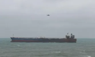Общо седем моряци бяха евакуирани от плавателния съдПети ден авариралият