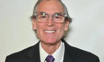 Винсент Кампос е бивш дипломат стратег и анализатор в сферите