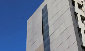 Силният вятър отлепи пана на най високата сграда в Разлог районът