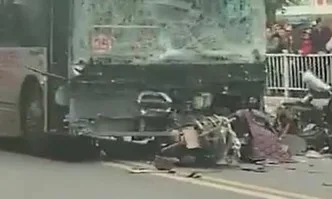 Автобус се вряза в пешеходци в Китай