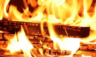 Пожар изпепели мебелна фабрика в Добрич