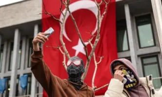 Социалната медийна платформа X на Илон Мъск спря няколко акаунта