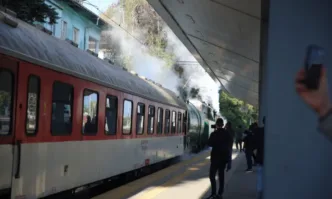 В 09 20 ч при транзитно преминаване през гара Батановци излизат