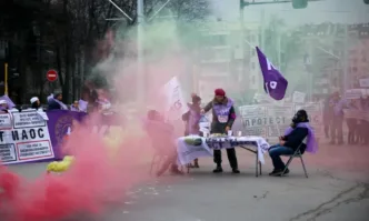 Служителите на МОСВ на протест с искане за увеличение на заплатите (СНИМКИ)