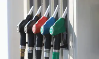 Покачват се цените на бензина и дизела по бензиностанциите у