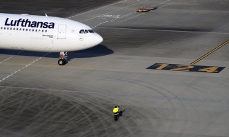 Германската авиокомпания Луфтханза съобщи че от утре ще преустанови полетите