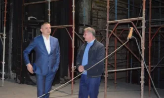 Кметът на Варна Иван Портних провери ремонта на сцена Филиал