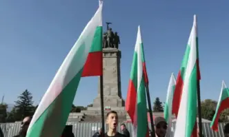 Протест иска сваляне на МОЧА: Искаме български паметник (СНИМКИ)