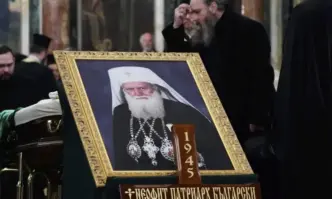 Полагат патриарх Неофит до гроба на Екзарх Йосиф