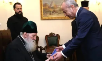 Дарът символизира симфонията между народ държава и църква Министър председателят Гълъб