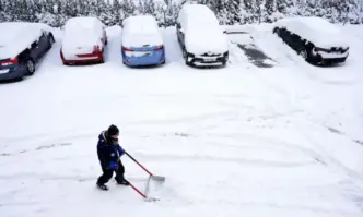 Френските власти временно затвориха две магистрали докато властите се опитват